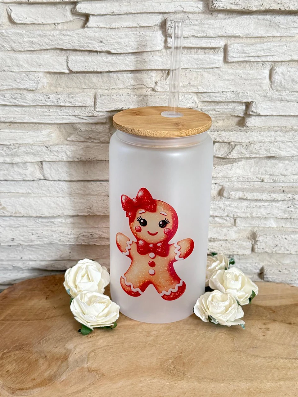 Gobelet en verre trempé illustré avec sa paille et son couvercle en bois de bambou